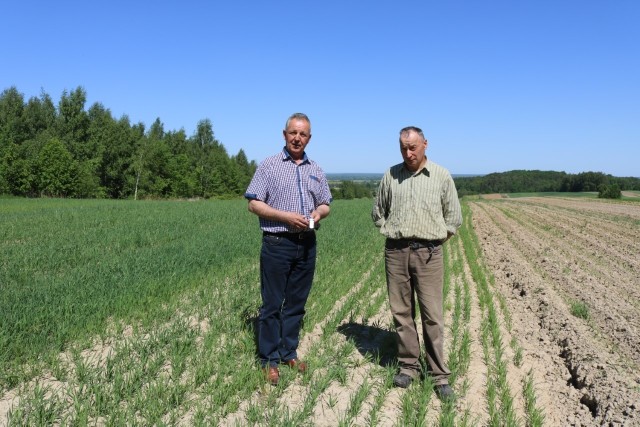 Rolnicy z Grodziska Dolnego wciąż czekają na odszkodowanie za uprawy wieloletnie. Panu Kazimierzowi (po lewej) nie wypłacono 30 tys. zł, a panu Tadeuszowi - ponad 50 tys. zł