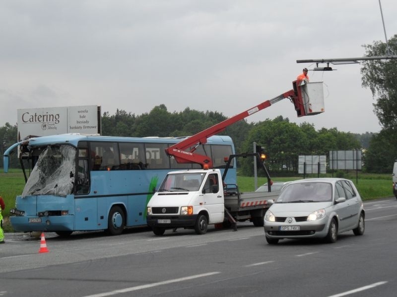 Korek na DK1 w Pszczynie. Autobus uderzył w słup [ZDJĘCIA]