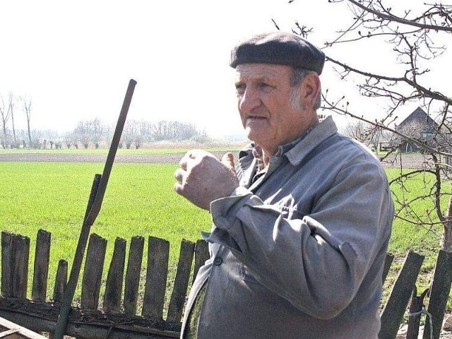 - Na tej łące leżał ptak ze złamną nogą i trzepotał skrzydłami - mówi Leszek Tuchalski, rolnik mieszkający niedaleko Płużnicy