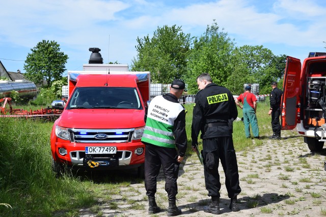 200 beczek i pojemników plastikowych o pojemności 1000 litrów znalazła w czwartek po południu policja, zawiadomiona przez jakąś zaniepokojoną osobę. Znajdują się na terenie dawnej bazy rolniczej