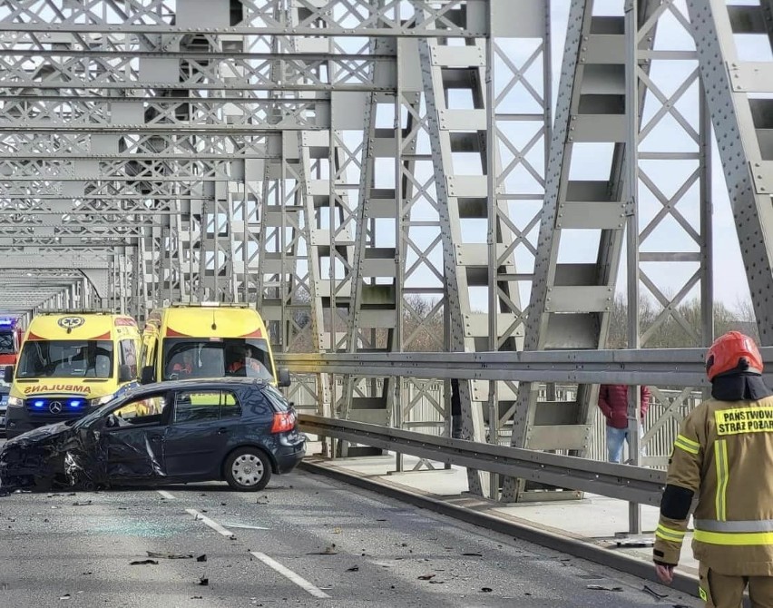 Na starym moście w Puławach zderzyły się trzy samochody