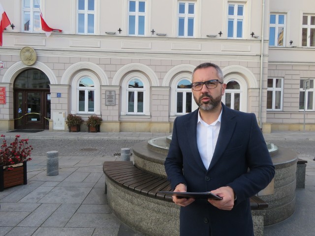 Michał Skorecki wygłasza swoje oświadczenie stojąc na przeciwko gabinetu burmistrza Wadowic