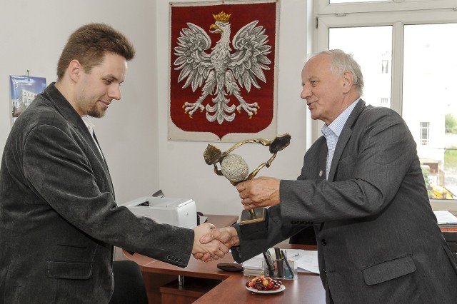 Przemysław Majkowski odebrał nagrodę z rąk inicjatora konkursu senatora Jana Rulewskiego. Zasłużoną, bo do koncepcji dołączył mapki. Dobra robota!
