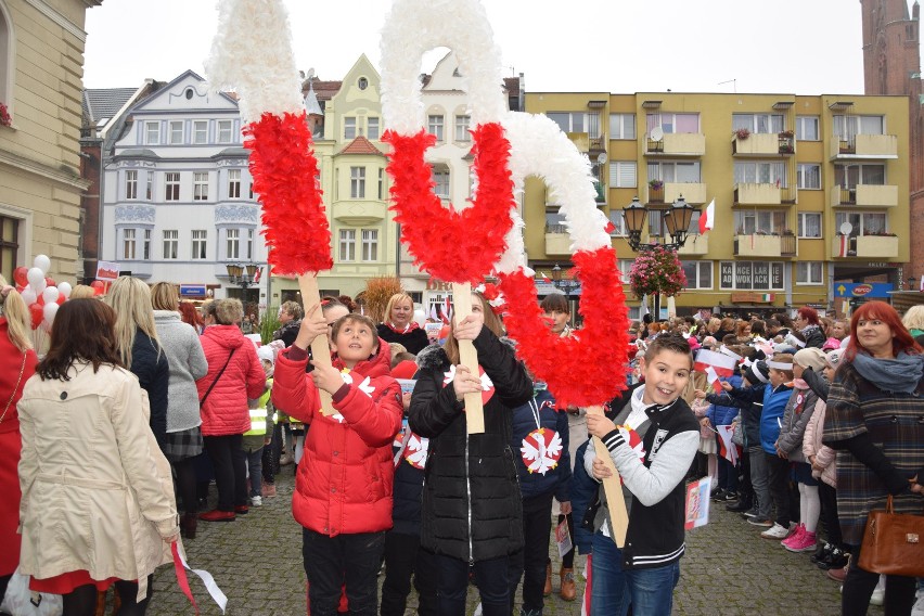 Młodzież Świebodzina śpiewa hymn na stulecie odzyskania...