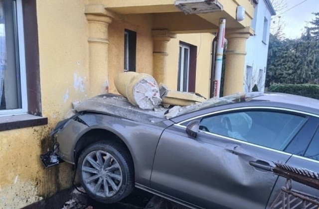 Wjechał w dom. Powiatowy Inspektorat Nadzoru Budowlanego w Pleszewie przeprowadził kontrolę budynku mieszkalnego, w który 2 lutego uderzył samochód osobowy. Jak oceniają urzędnicy - uszkodzenia mają znamiona katastrofy budowlanej.Zobacz zdjęcia --->