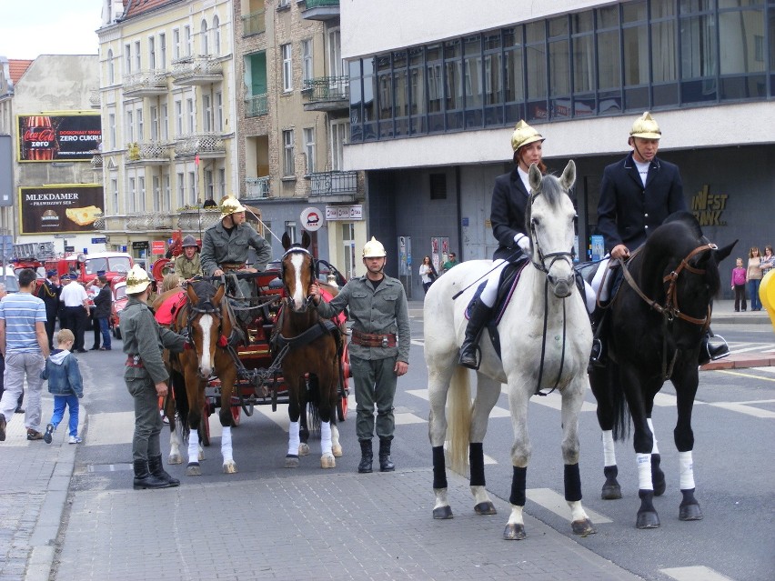 Parada strażaków na ulicach Poznania. Ogólnopolskie obchody Dnia Strażaka [ZDJĘCIA, FILM]