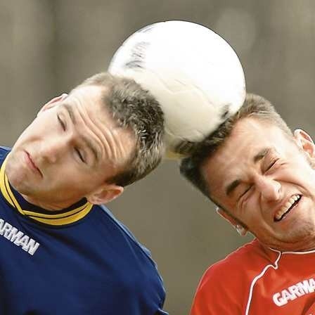 Nikt nie odpuszczał. Krzysztof Marczak (z lewej) i Andrzej Mazur kilka razy ostro walczyli w powietrzu o piłkę.