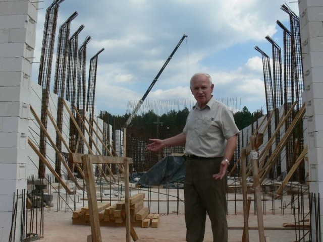   Stanisław Krogulec, kierownik Mauzoleum w Michniowie pokazuje plac budowy.
