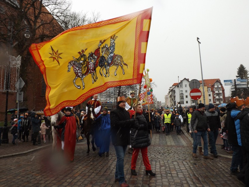 Pierwszy Orszak Trzech Króli w Kołobrzegu. Wyruszył po mszy odprawionej w bazylice [ZDJĘCIA] 