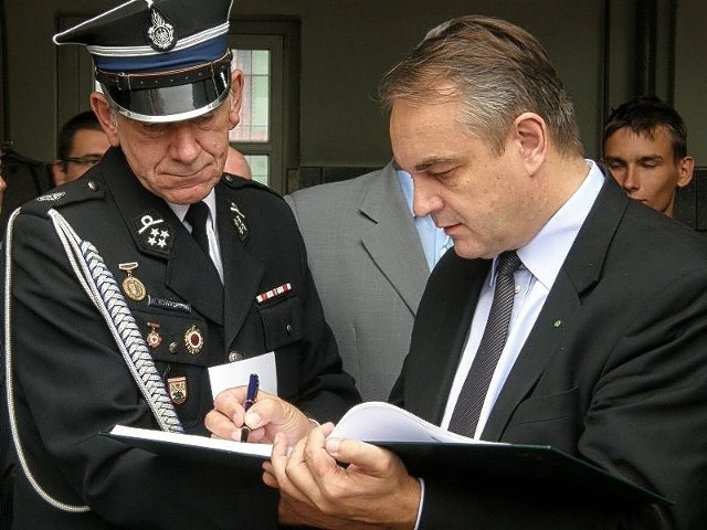 Wicepremier Waldemar Pawlak (z prawej) wpisał się do księgi pamiątkowej strażaków. Po lewej stronie prezes OSP w Skwierzynie Waldemar Kowalewski.