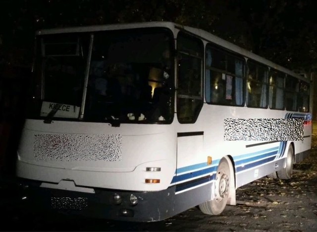 Autobus, którym pijany kierowca przywiózł pasażerów, trafił na dworcowy parking.