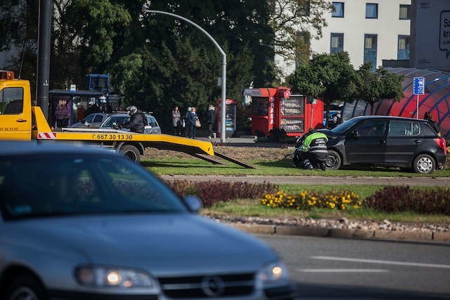 Na rondzie Jagiellonów zderzyły się opel vectra i skoda fabia