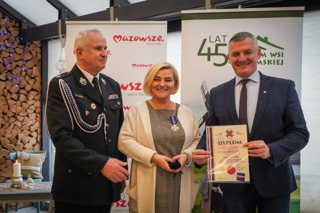 Medal oraz krzyż w imieniu kapituły wręczyli dyrektor Ilonie Jaroszek Zbigniew Gołąbek, prezes Zarządu Oddziału Wojew&oacute;dzkiego Związku Ochotniczych Straży Pożarnych RP Wojew&oacute;dztwa Mazowieckiego i Rafał Rajkowski, wicemarszałek Wojew&oacute;dztwa Mazowieckiego.