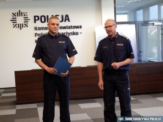 Komendant skarżyskiej policji Inspektor Tomasz Śliwiński (z prawej) i jego nowy zastępca, podinspektor Piotr Piłatowski.