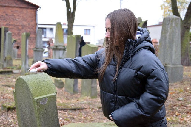 Zabytkowy kirkut żydowski w Oleśnie z XIX wieku.