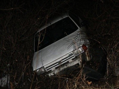 Fiat uno wylądował w rowie.