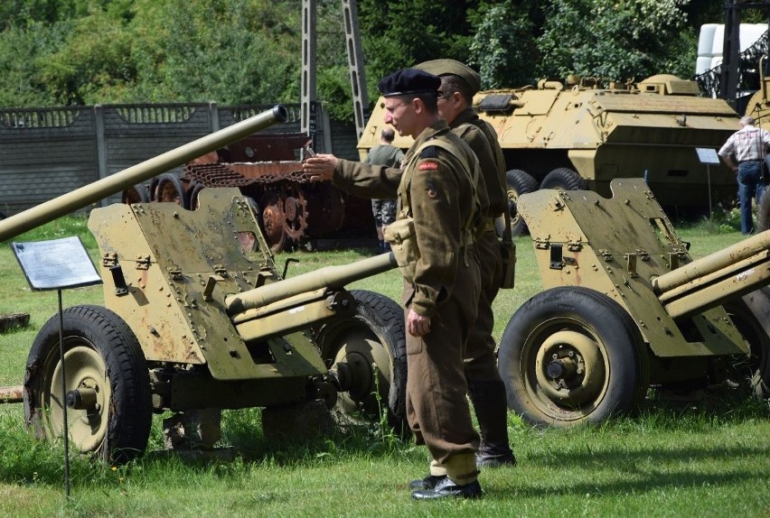 Pokaz wielu armii na terenie skarżyskiego Muzeum Orła Białego