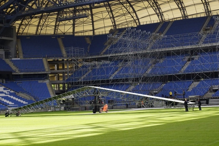 Na stadionie Lecha trwa budowa sceny przed koncertem Andrei...