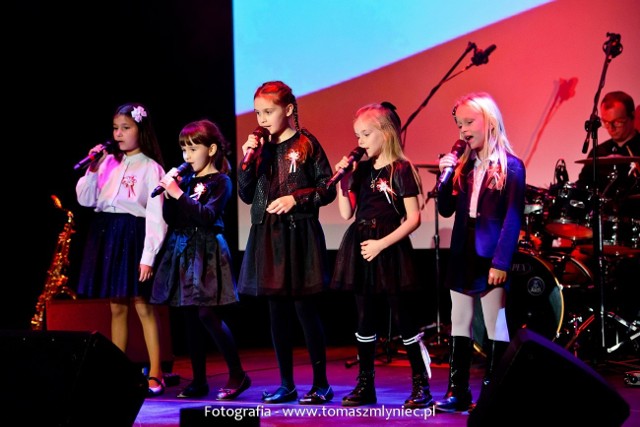Młodzi i utalentowani artyści wystąpili 11 listopada na scenie Miejsko-Gminnego Ośrodka Kultury w Baranowie Sandomierskim. Klimatyczny i pełen emocji koncert patriotyczny w wykonaniu wokalistów i muzyków zwieńczył obchody Narodowego Święta Niepodległości w tym mieście.