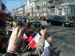 Przejazd konduktu żałobnego ul. Kościuszki w Krakowie.