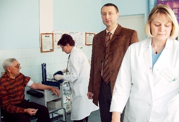 Doktor Doliwka (w środku) bardzo ceni swoich  współpracowników. Na pierwszym planie  Elżbieta Babińska, pielęgniarka, a w tle jej  koleżanka po fachu, Anna Toś.
