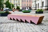 Najpierw donice z kwiatami w miejscu ronda, teraz artystyczne ławki. Tak zmienia się na lepsze plac Wolnica na krakowskim Kazimierzu