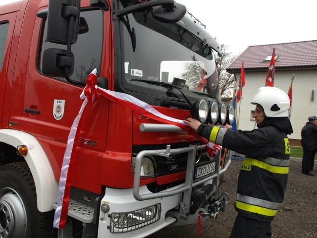 Strażacy z OSP w Świeszynie do akcji mogą teraz jeździć nowym autem. Życzymy jednak, by opuszczał garaż jak najrzadziej.