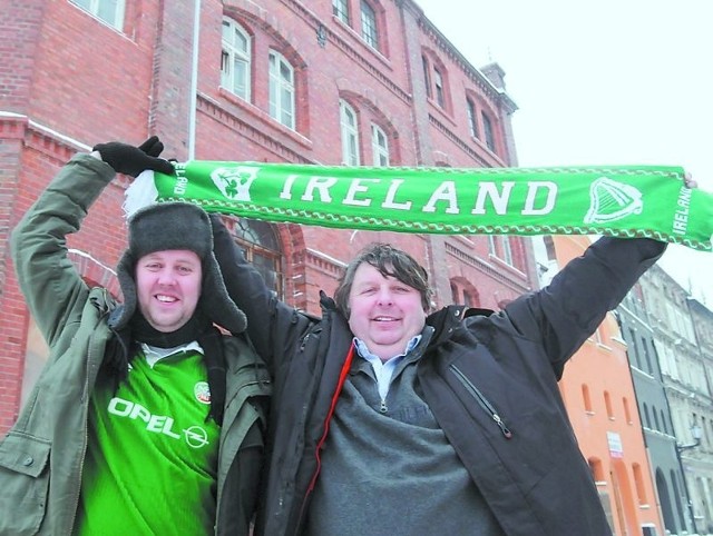 - Toruń? Jest idealnie położony - przyznają Steven Krijger (po lewej) i Alan Clarke, irlandzcy kibice.