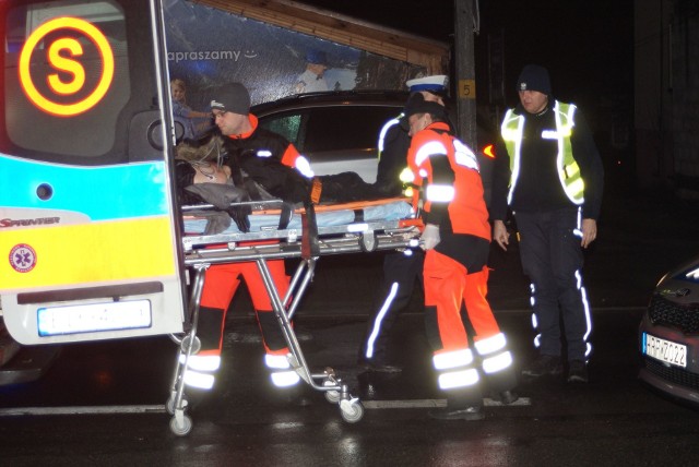 Śmiertelny wypadek w Brzezinach. Kobieta potrącona na przejściu dla pieszych. Samochód zatrzymał się po kilkunastu metrach