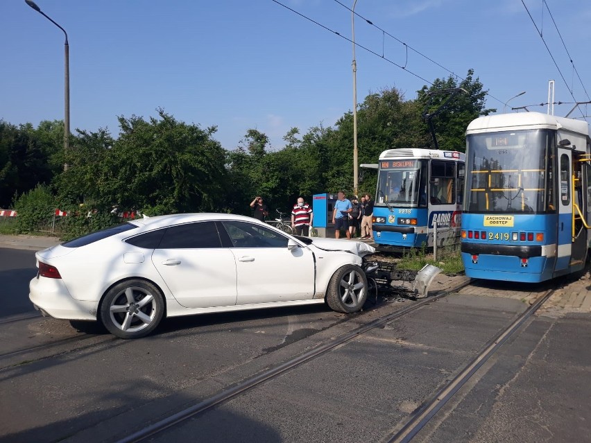 Zderzenie tramwaju z autem osobowym na Kosmonautów