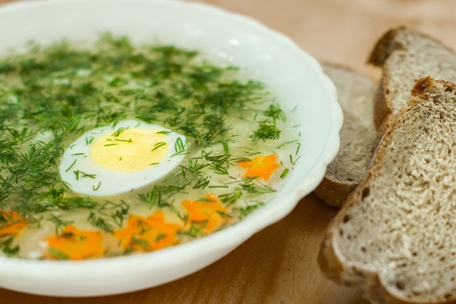 Tradycyjna zupa koperkowa może być przyrządzona na bazie rosołu lub bulionu warzywnego.