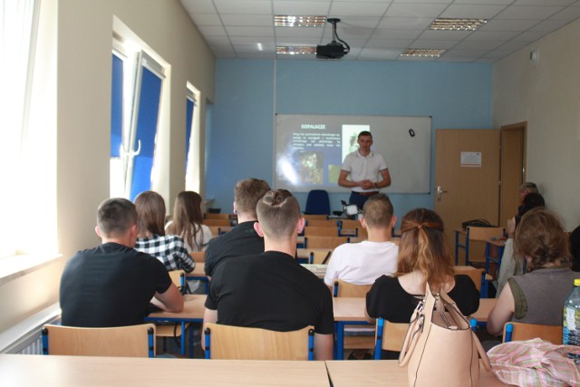 Marcin Kosmala pokazywał studentom w czasie zajęć tzw. narkotykową walizkę edukacyjną .