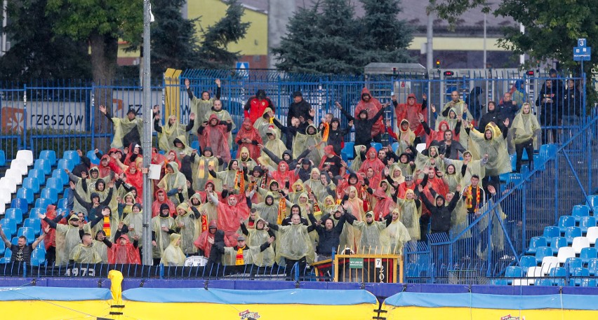 Fortuna 1 Liga. Korona Kielce odniosła szóste zwycięstwo z rzędu. Na wyjeździe pokonała Resovię 1:0