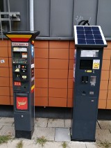 Podwójne parkomaty w Łodzi. Trwa montaż nowych urządzeń, ale za parkowanie nadal płaci się w starych. Będzie nowy operator systemu
