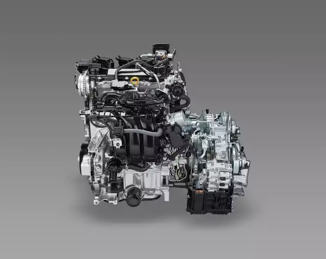 Przez lata Toyota oferowała benzynowe silniki o pojemnościach 1.33 i 1.6 litra. Wraz z ekspansją hybryd i zaostrzeniem norm emisji spalin w 2019 r. z gamy wycofano obie jednostki. Zgodnie z zasadą „złotego środka” i wymogami ekologicznymi producent wprowadził trzycylindrowy silnik 1.5 Dynamic Force o poj. 1496 ccm. Aluminiowa jednostka rozwija maksymalną moc 125 KM przy 5000 obr/min oraz maks. moment obrotowy 153 Nm przy 4800 obr./min.