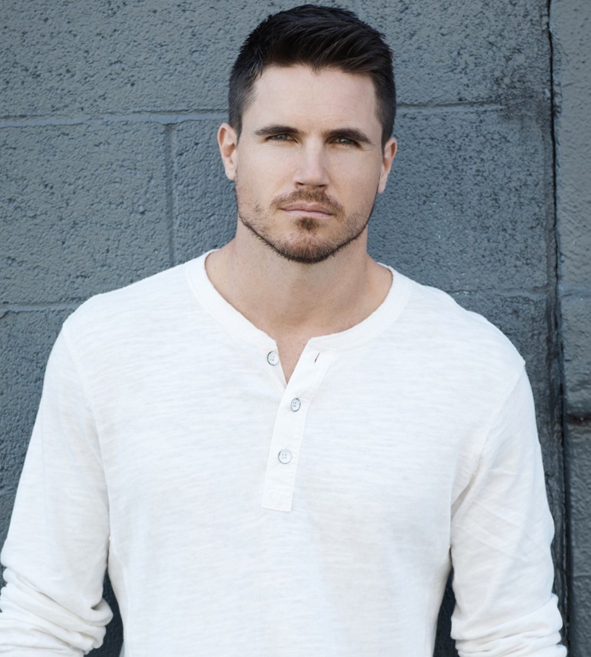 Gallatin - Robbie Amell ("Upload", "Kod 8", "Resident Evil:...