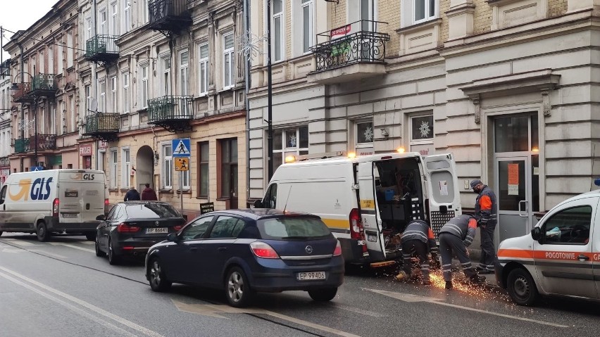 Samochód uderzył w kamienicę przy ul. Wojska Polskiego w Piotrkowie. Pojazd uszkodził przyłącze gazowe