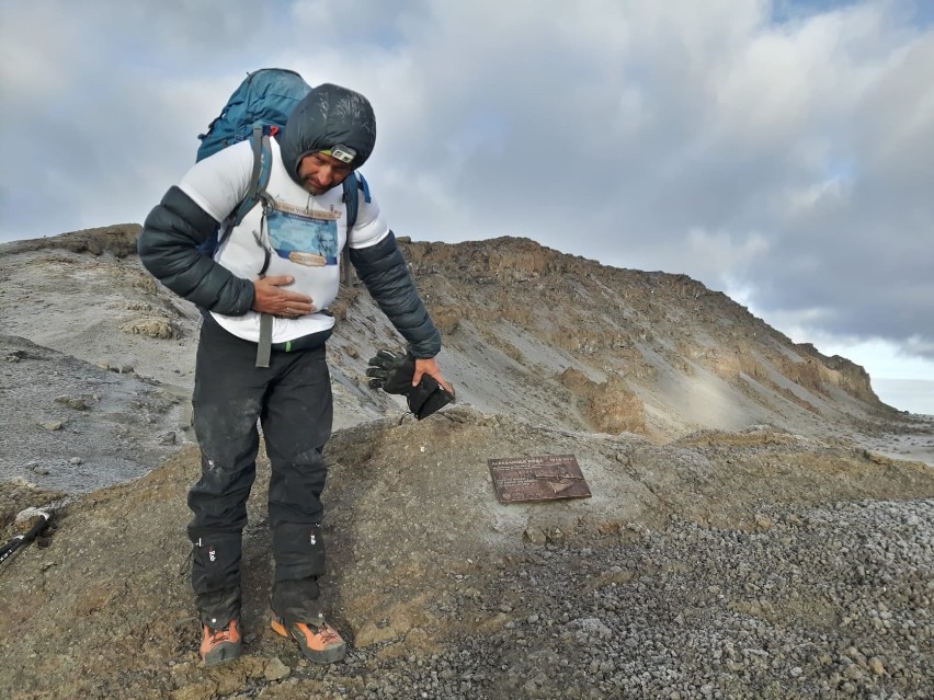 Aleksander Doba ma tablicę na Kilimandżaro. Przypomina o życiu i ostatniej wyprawie Wielkiego Podróżnika 