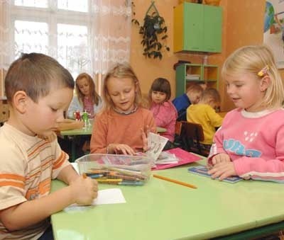 Wiktor Marcinów polubił przedszkole, bo ma tutaj koleżanki i kolegów. Podobnie Patrycja Kowalska i Dominika Pełka.