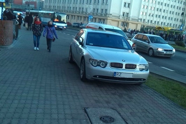 Rzeszów, al. Piłsudskiego. Kierowca zostawił pieszym przepisowe 1,5-metra, ale czy nie lepiej byłoby zaparkować samochód na parkingu?