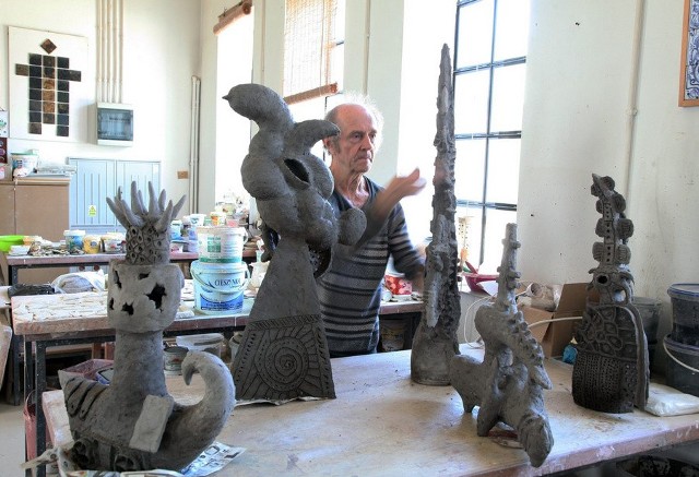 Andryi Ilinsky w trakcie przygotowywania wystawy „Wiosna 2022” na tarasie Domu Rzeźbiarza.