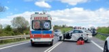 Wypadek na drodze krajowej nr 94 pod Krakowem. Ciężarówka zderzyła się z dwoma samochodami osobowymi. Są ranni