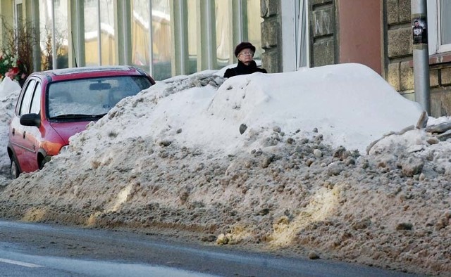 Z góry śniegu wystaje tylko lusterko &#8211; po tym właściciel auta zaparkowanego przy ul. Młyńskiej może przypomnieć sobie, gdzie je zaparkował. 