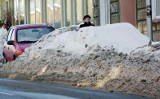 Zima w Koszalinie. Śnieg niszczy lakier samochodu
