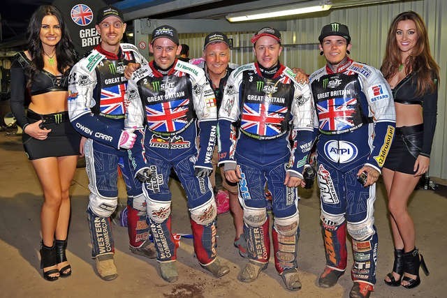 Reprezentacja gospodarzy, od lewej: Simon Stead, Daniel King, menedżer Alun  „Rosco” Rossiter, Chris Harris i Tai Woffinden