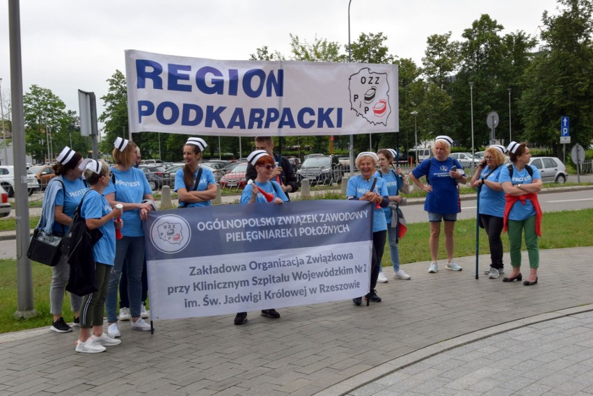 Pielęgniarki protestowały pod Świętokrzyskim Urzędem Wojewódzkim w Kielcach. W obronie koleżanki. Zobacz zdjęcia i film