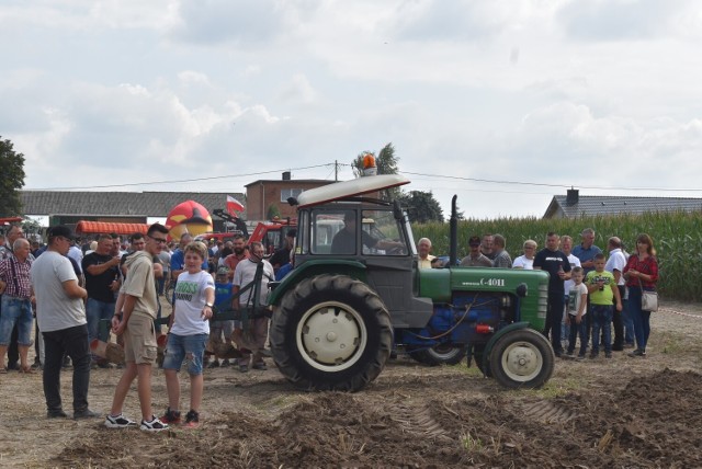 W Kucharach w gminie Gołuchów odbył się drugi zlot starych ciągników. Goście oprócz już niemal zabytkowych maszyn mogli obejrzeć m.in. pokaz młócenia młocarnią. Organizatorzy zapewnili również możliwość przelotu helikopterem. Działo się!Zobacz zdjęcia -->