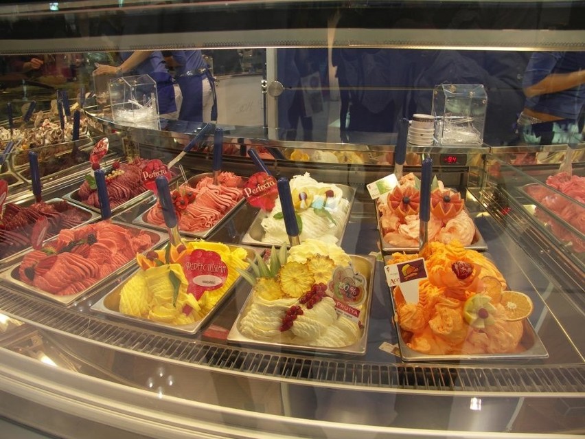 Zobacz wyśmienite lody i ciasteczka na taragch tych smakołyków w Rimini