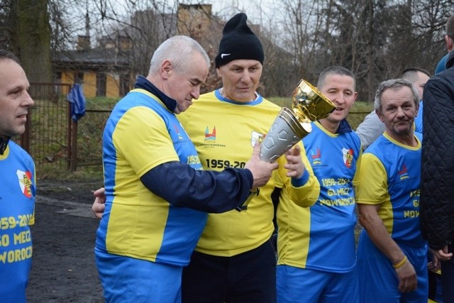Bramkarz Żonatych Janusz Kępa (w środku) cieszył się z kolegami z drużyny z noworocznego zwycięstwa.