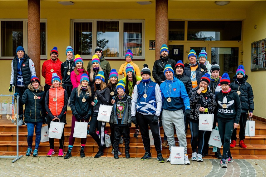 Uczestnicy niedzielnego biegu z medalami